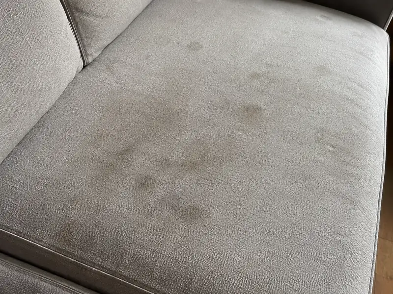 Assise de canapé en tissu, vue rapprochée, avant nettoyage