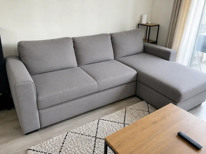 Canapé convertible gris après nettoyage