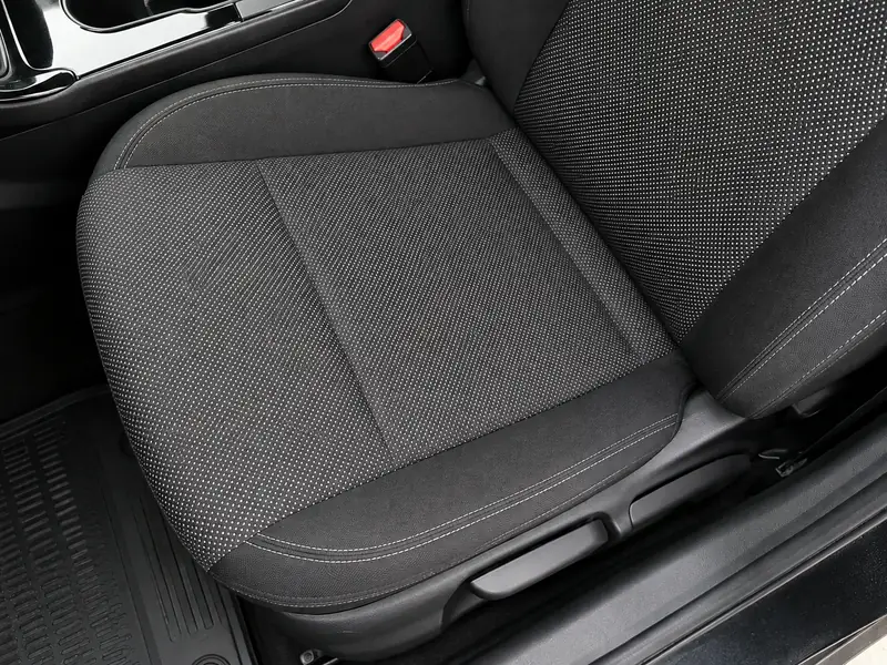 Siège de voiture en tissu après nettoyage
