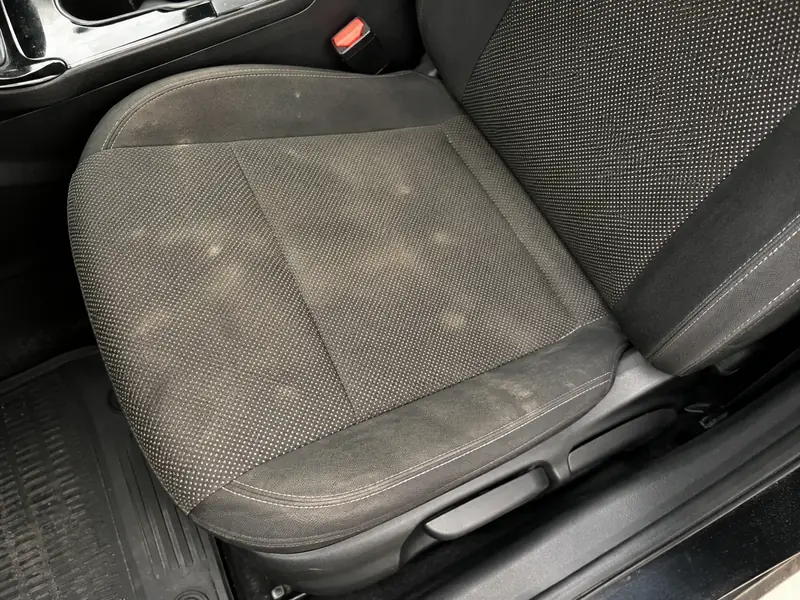 Siège de voiture en tissu avant nettoyage